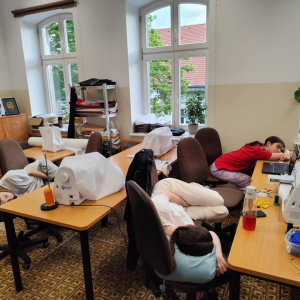 Może sen przyjdzie? O 7:02 każde miejsce jest wygodne ;)
